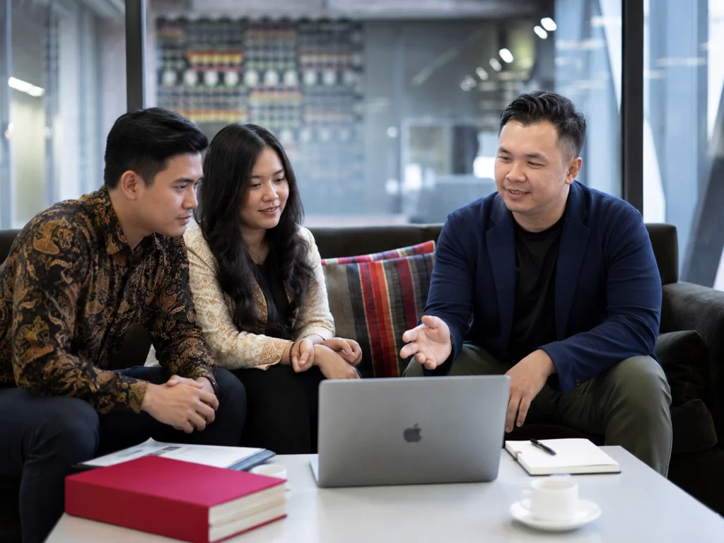 Lift Expert Kalea? Apa sih Kehebatan Mereka? 3 client kalea sedang berkonsultasi dengan lift expert kalea