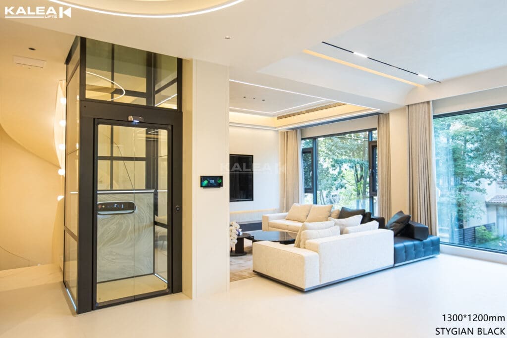 Lift Rumah Kalea X50 terpasang di dekat ruang keluarga yang menyatu dengan desain interior rumah