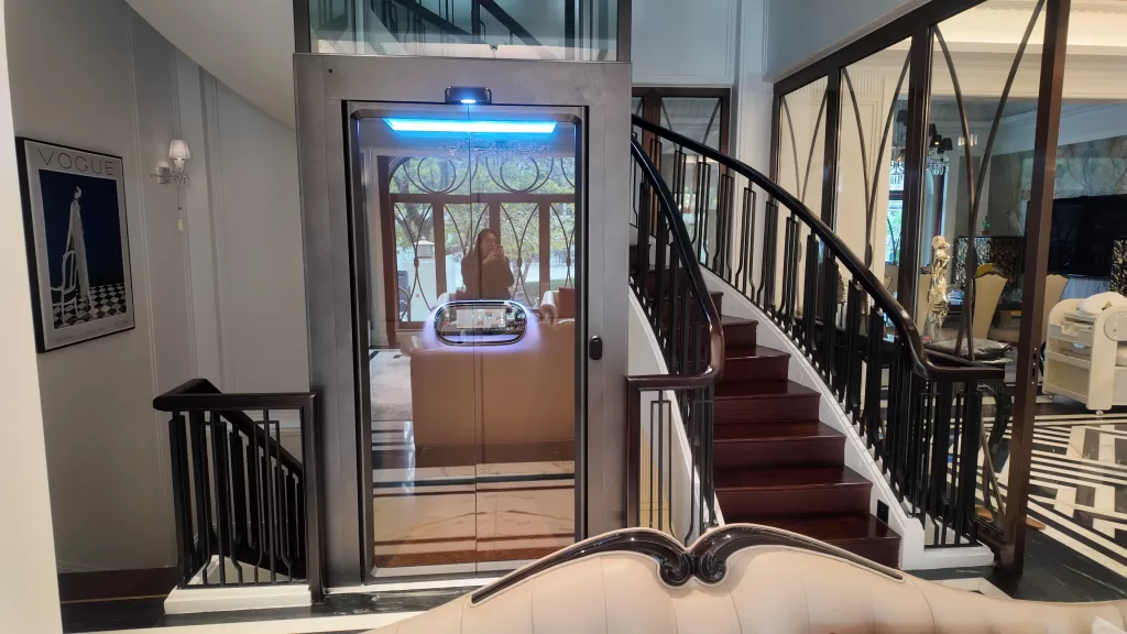 lift rumah mewah Kalea X80 di tengah tangga, instalasi di vietnam