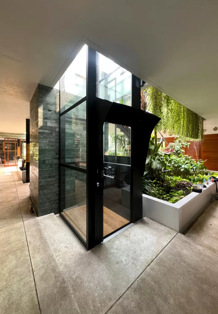 lift rumah kalea Kosmos K60 instalasi semi outdoor dengan shaft warna hitam
