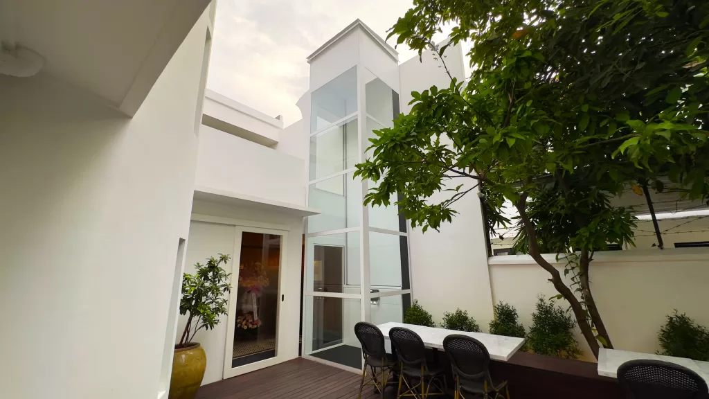 Lift rumah outdoor kalea kosmos instalasi di indonesia dengan shaft warna putih