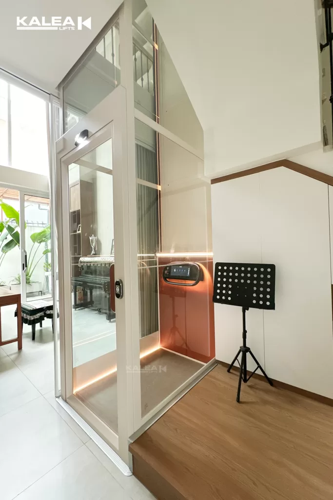 Lift rumah mewah kalea X50 Limited di samping tangga, vietnam
