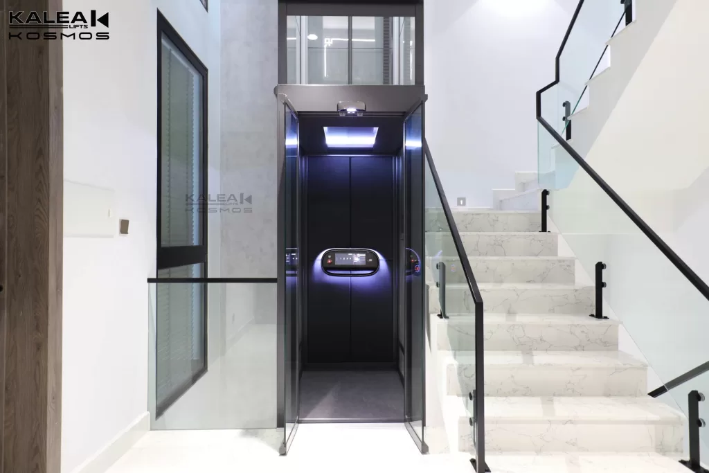 Lift rumah mewah Kalea X80 Lavagna Leather di tengah tangga dengan shaft warna hitam premium coat